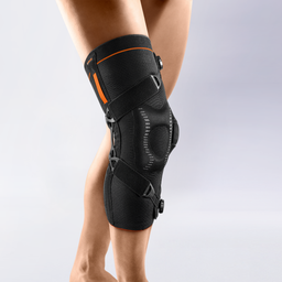 Mann trägt Genu-Tex OA lateral am Knie.