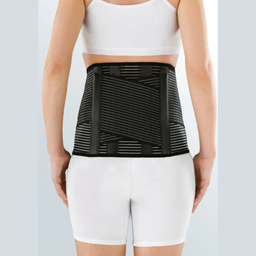 Bild von einer Frau, die eine Lumbamed Active trägt.