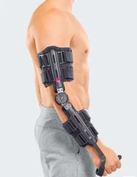 Mann trägt eine Medi Epico Rom Orthese am rechten Arm.